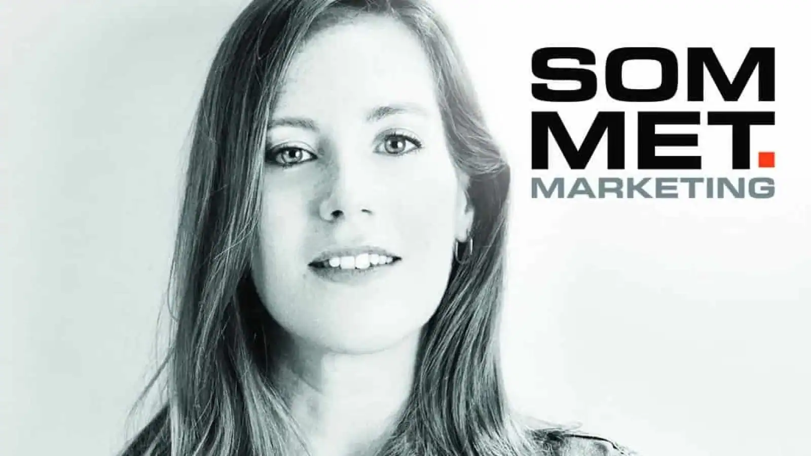 Portrait de Nelly Kempf en noir et blanc à côté du logo Sommet Marketing